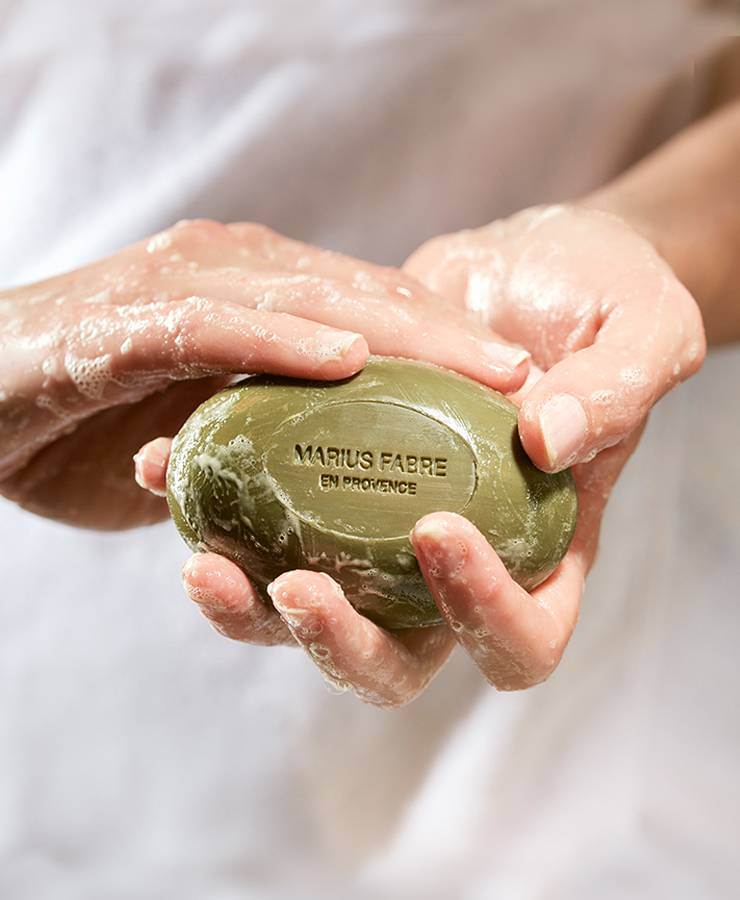 Hands lathering Marius Fabre oval olive oil Marseille soap, 150 g