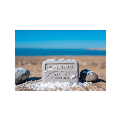 La Savonnette Marseillaise Joyeuses Fêtes Silver Shea Butter Soap — 125 g